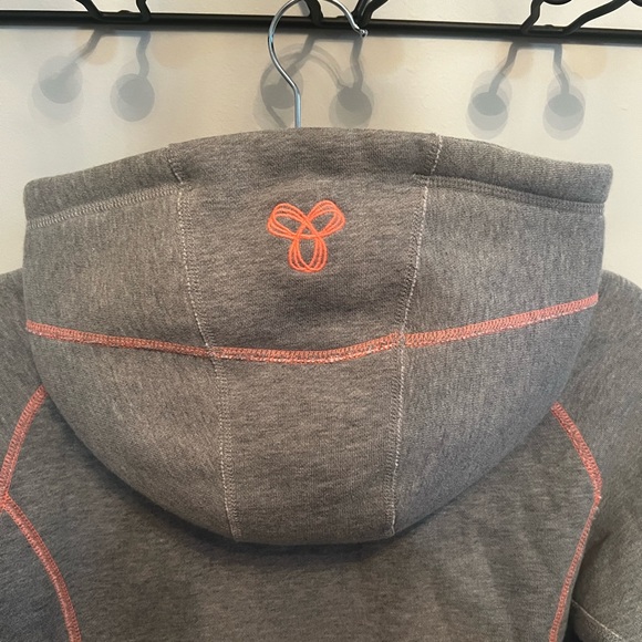 Heather grey with neon pink accent full zip-up hoodie | S | TNA | Aritzia - Picture 2 of 5